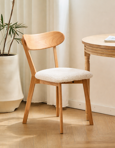 VITORIA - Lot de 2 chaises en bois massif et bouclettes blanches