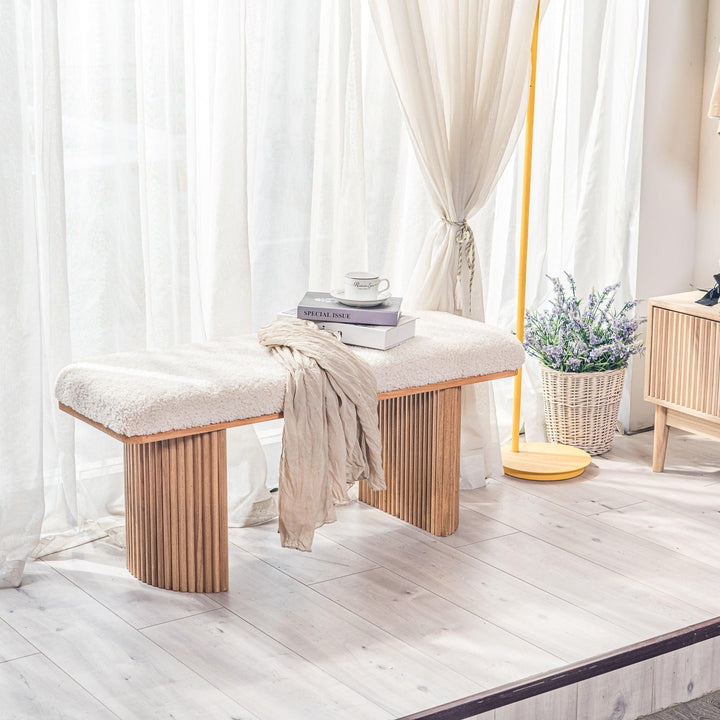 Banc en bois massif et bouclettes blanches