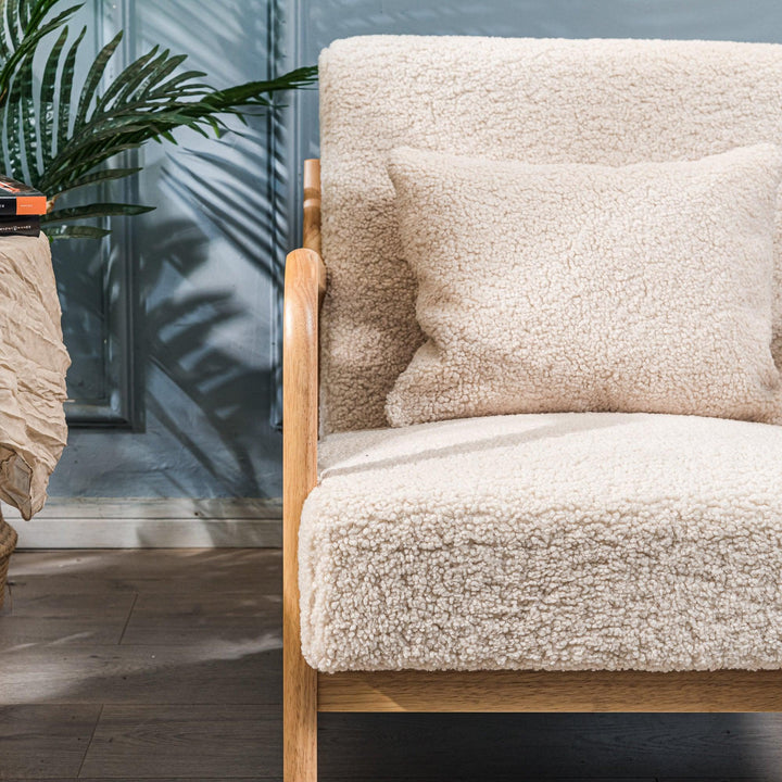 Fauteuil de salon en bois massif et bouclettes blanches