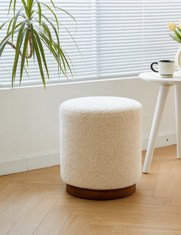 SOKA - Pouf en bouclettes blanches et base en bois