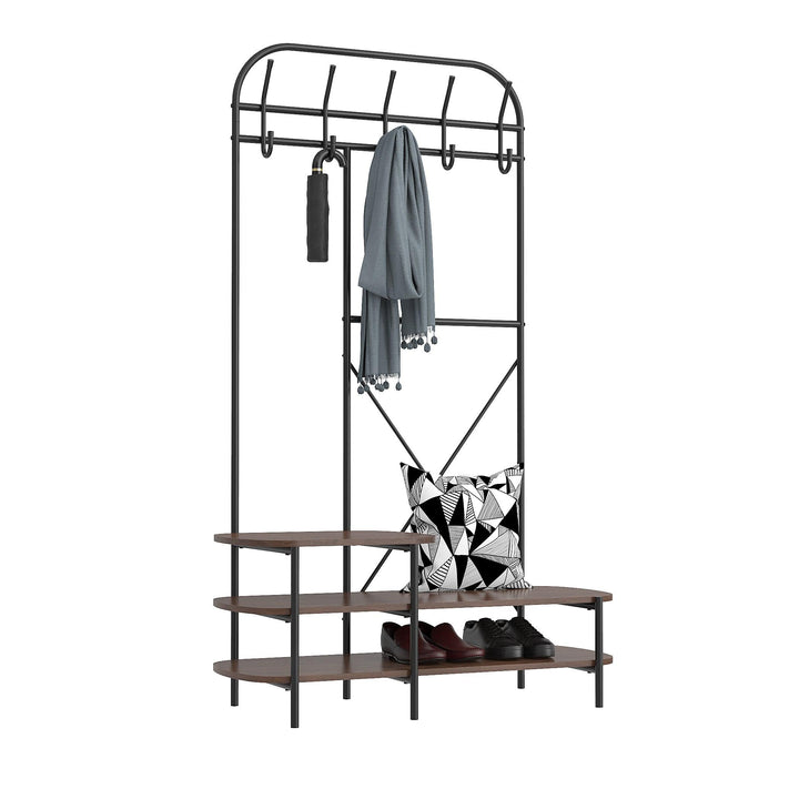 Vestiaire d'entrée style industriel avec plateaux en bois marron