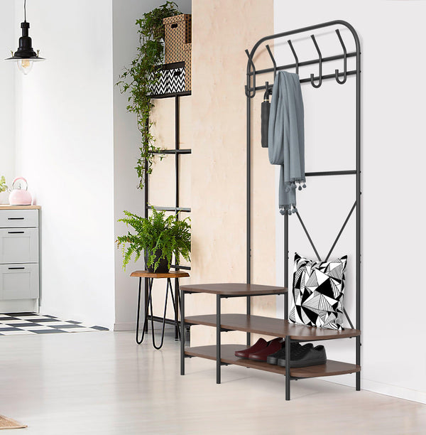 Vestiaire d'entrée style industriel avec plateaux en bois marron