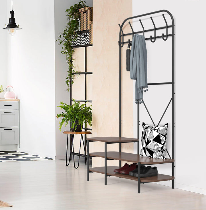 Vestiaire d'entrée style industriel avec plateaux en bois marron